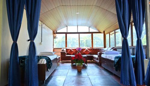 10-Bed Mixed Dormitory Room