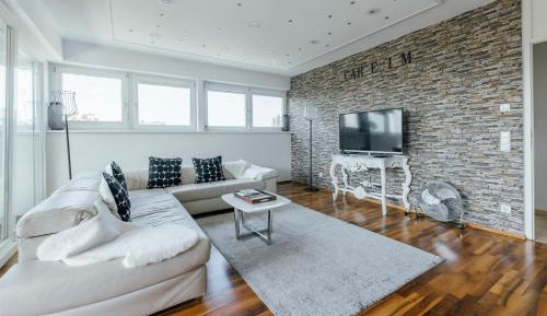 Apartment with Lake View