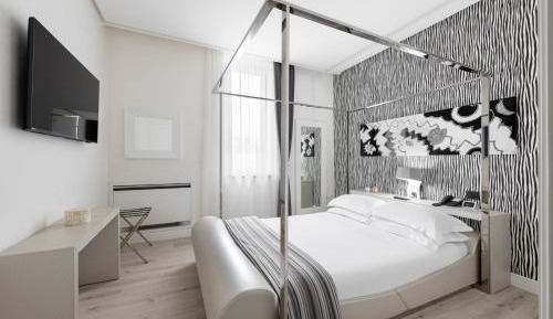 Deluxe Suite with Spa Access 