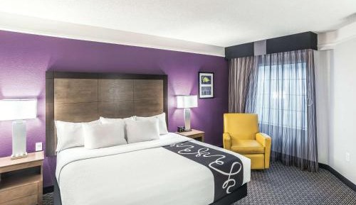 King Room with Roll-in Shower - Mobility Access/Non-Smoking