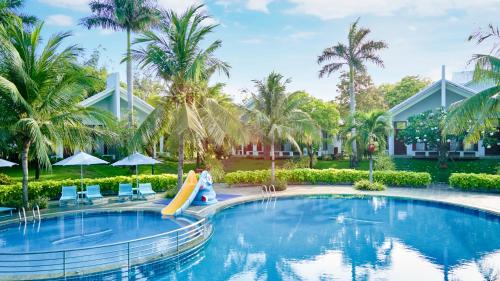 Deluxe Bungalow with Pool View