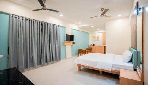 Deluxe Double Room with Side Sea View