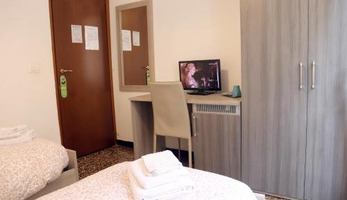 Twin Room with Private External Bathroom