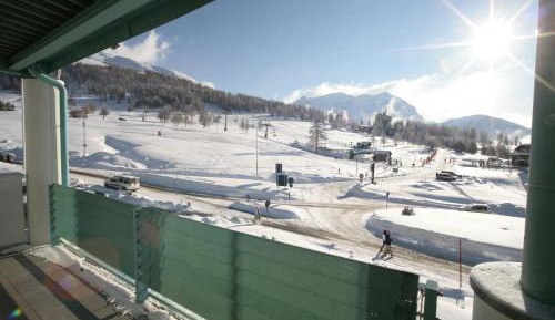 One-Bedroom Apartment with Mountain View (2 Adults)