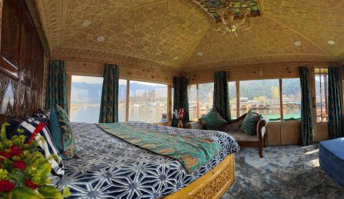 Suite with Lake View