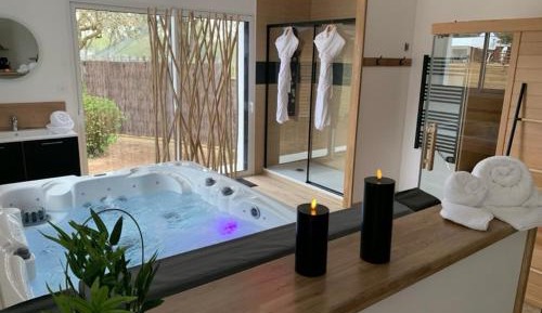 Queen Suite with Spa Bath