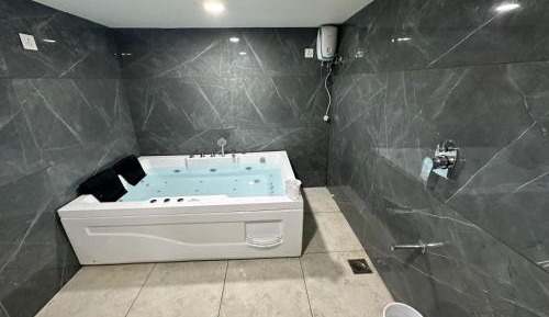 Deluxe Suite with Spa Bath