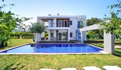 Villa with Garden View