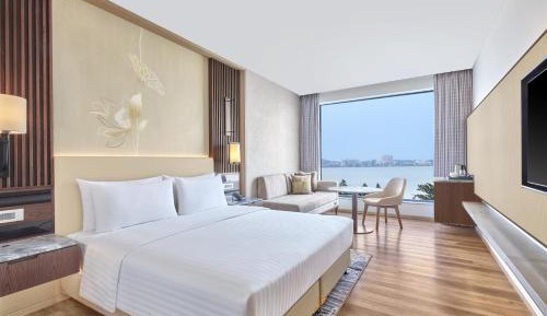 Executive Guest room, 1 King, Pool view