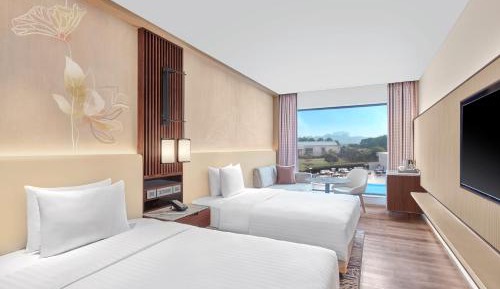 Deluxe Guest room, 2 Twin, Pool view