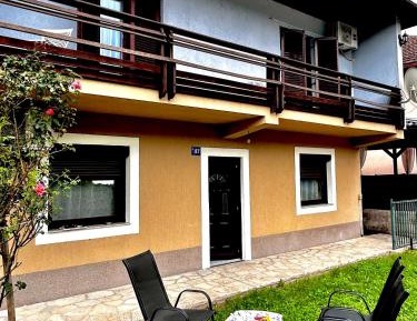 Apartment with Mountain View