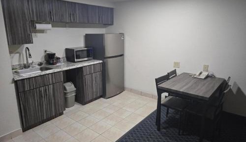 Deluxe Queen Suite