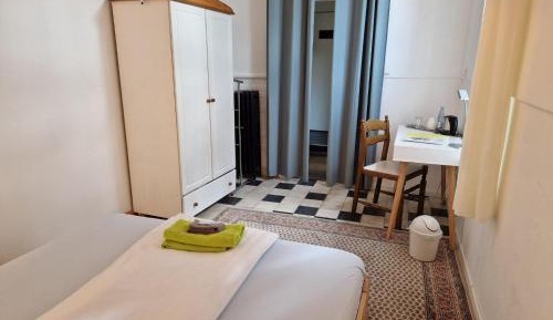 Small Double Room with Shared Bathroom
