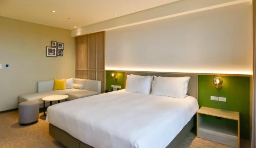 Standard King Room with City View - High Floor