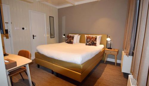 Quadruple Room with Four Single Beds and Shower