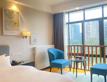Deluxe Room (2 Adults + 1 Child)