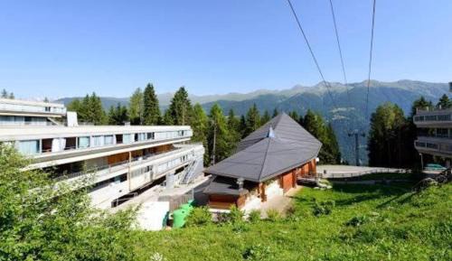Two-Bedroom Apartment with Mountain View