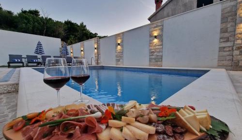 Apartment with Pool View 
