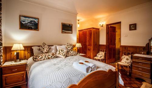 Two-Bedroom Apartment with Mountain View