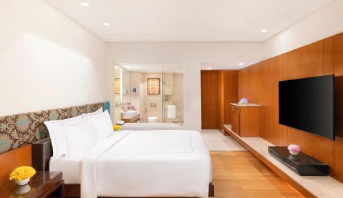 Deluxe Pool View Room King Bed 