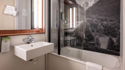 Standard Room - 1 Queen Bed