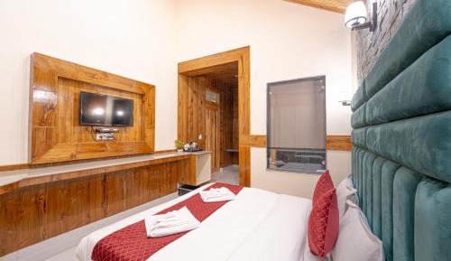 Deluxe Room (2 Adults + 1 Child)