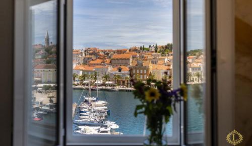 One-Bedroom Deluxe Apartment