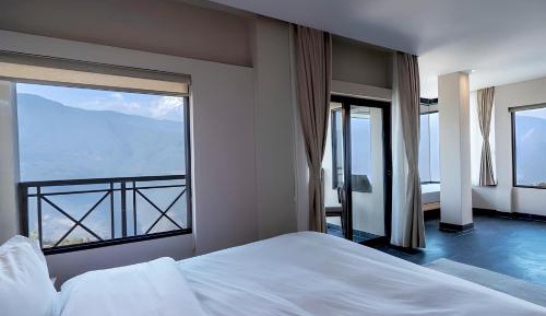Suite with Mountain View