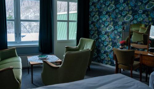 Family Room with Mountain View