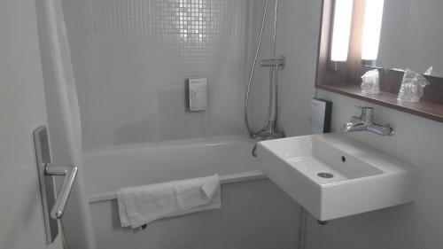 Standard Twin Room with One Single Bed - Up to Ten Years