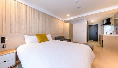 Queen Room with City View