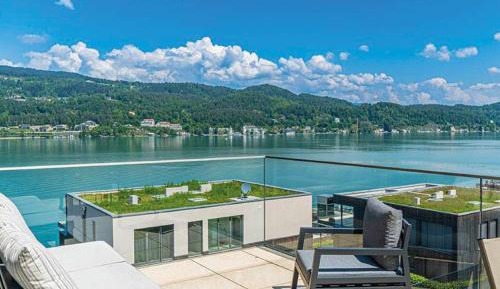 One-Bedroom Apartment with Lake View