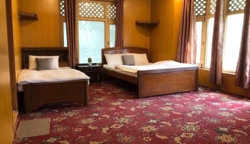 Deluxe Room (2 Adults + 1 Child)