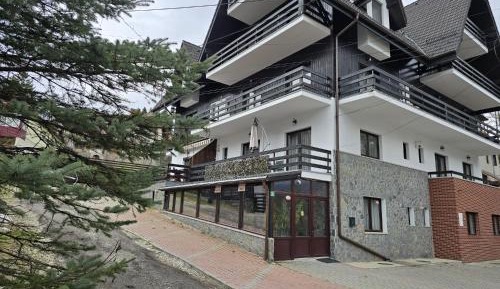 Apartment with Mountain View
