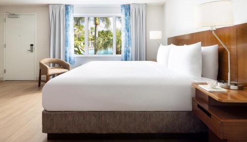King Room with Garden View - Mobility Accessible with Roll-In Shower