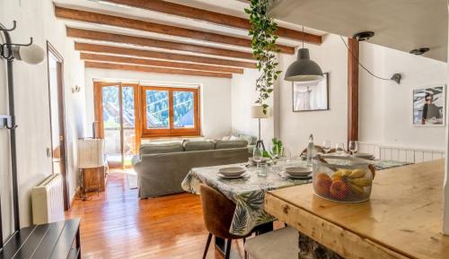 Three-Bedroom Apartment with Mountain View