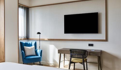 Superior King Room with Sofa Bed and City View