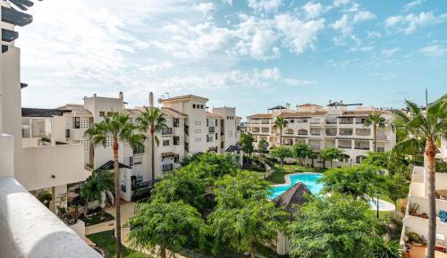 Apartment with Pool View 