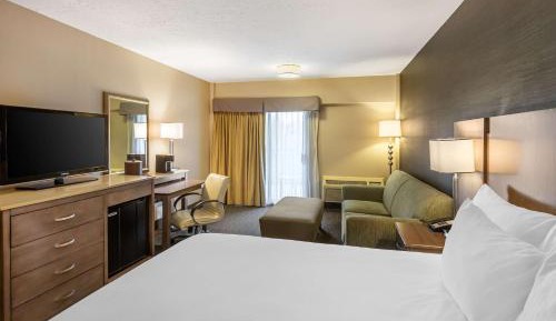 King Room with Balcony - Non-Smoking