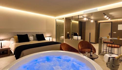 Deluxe Suite with Spa Bath