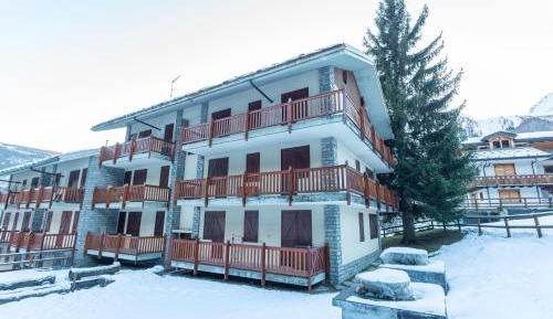 Three-Bedroom Apartment with Mountain View