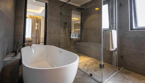 Family Two-Bedroom Suite With Bathtub