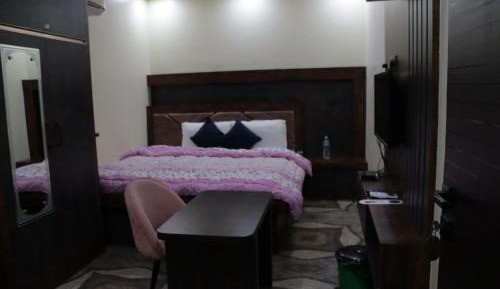 Deluxe Double Room (2 Adults + 1 Child)