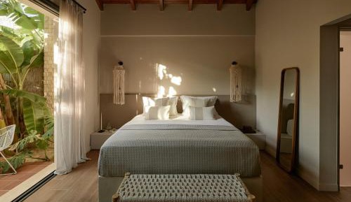 King Suite with Pool View