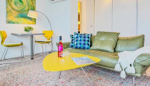 One-Bedroom Apartment with Lake View