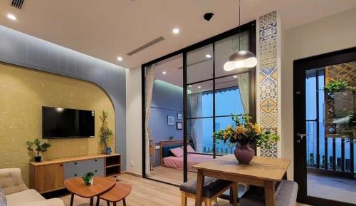 One-Bedroom Apartment with Lake View