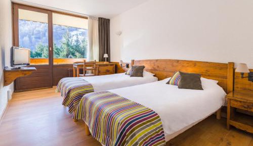Twin Room with Balcony and Mountains View