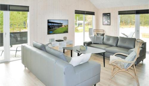 Ten-Bedroom Holiday Home