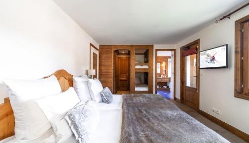 Family room with balcony and Lake View