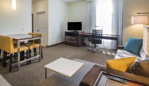 One-Bedroom Queen Suite